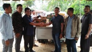 NEK TU Serahkan Bantuan untuk Korban Angin Puting Beliung DI Rantau Selamat Aceh Timur