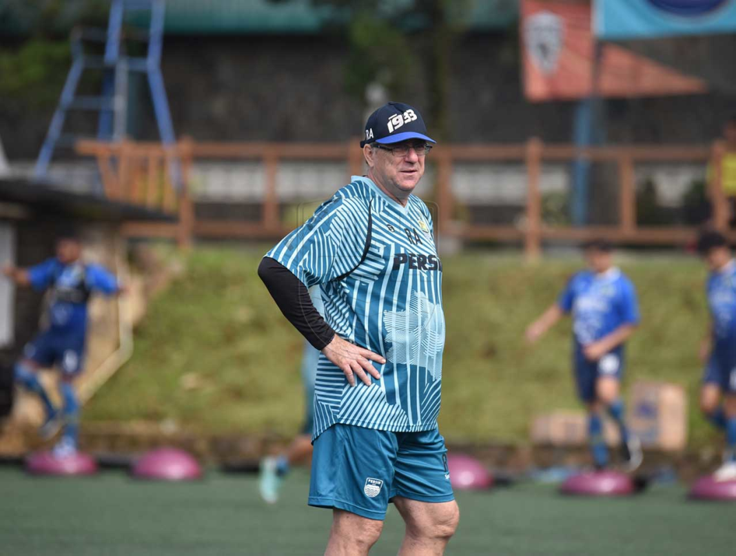 Pelatih Persib Bandung Alami Serangan Jantung