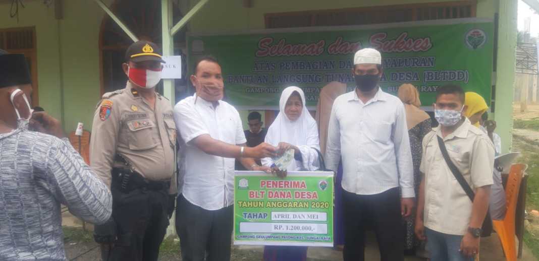 Pembagian BLT DD Geulumpang Payong Berlangsung Aman dan Lancar
