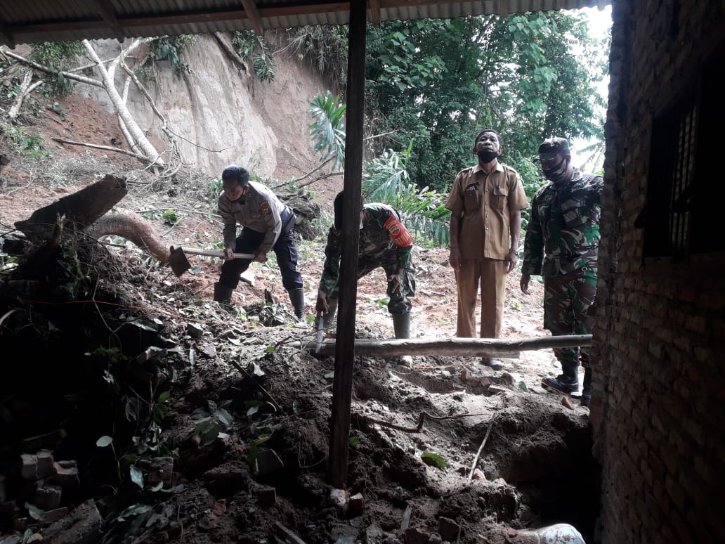 Polsek Bangun Purba, Gandeng Muspika Membantu Korban Terdampak Bencana Alam Tanah Longsor