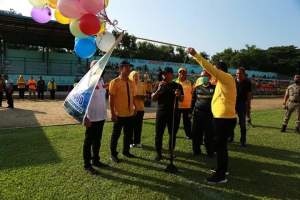 Pada kesempatan tersebut Bupati juga memberikan cendera mata sebagai tanda penghargaan berupa uang saku kepada 120 pegawai honorer RSUD Rantauprapat