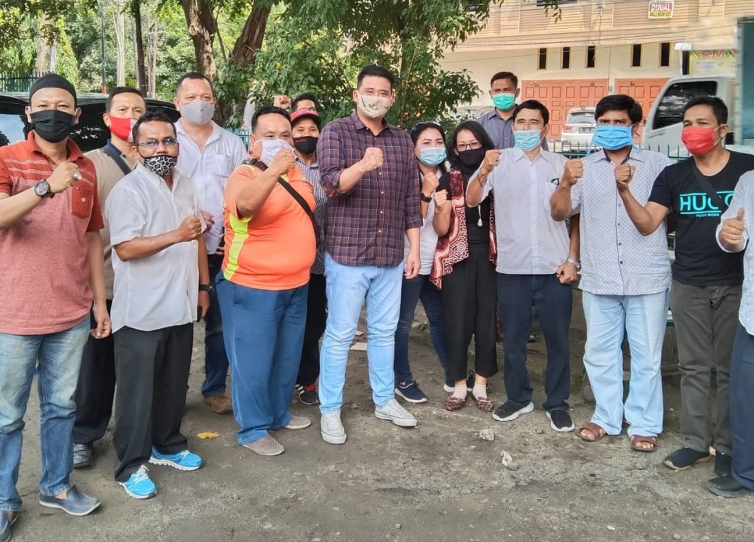 Relawan Bonus, Asapi dan Semprot Desinfektan di Gereja