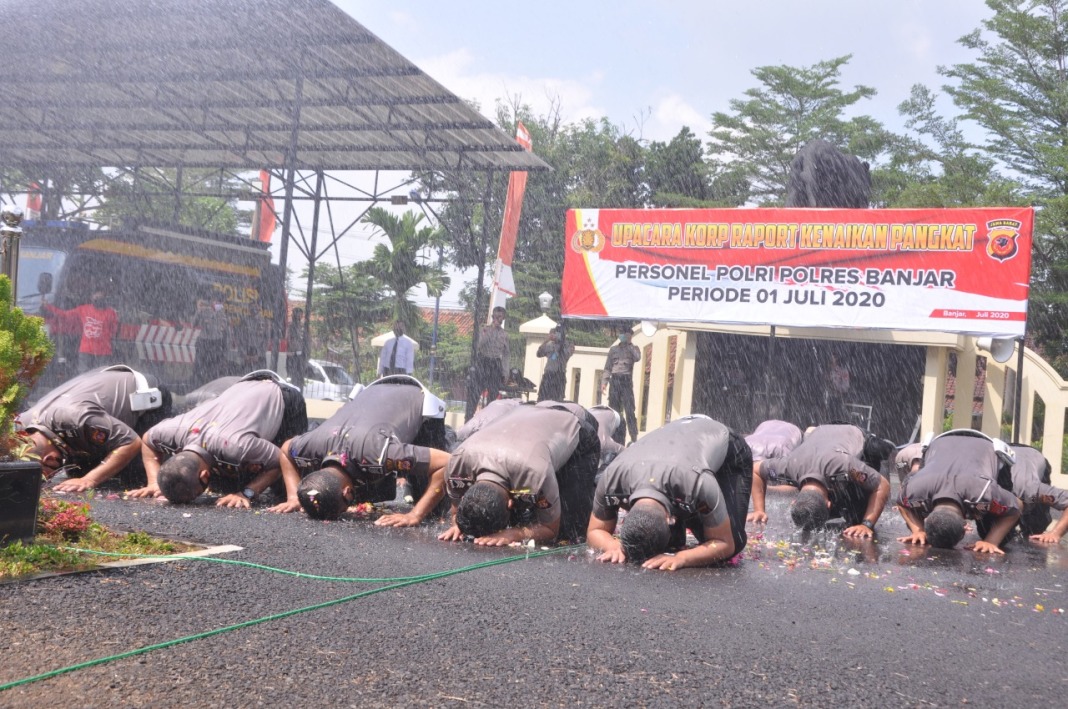 Hari Bhayangkara ke-74, 29 Personil Polres Banjar Terima Kenaikan Pangkat