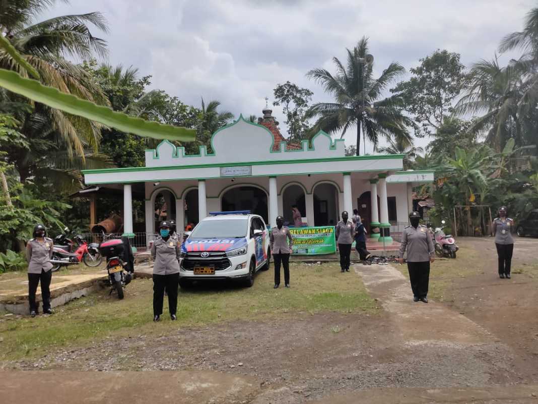 Kapolres Banjar, Bersama Polwan Polres Banjar Laksanakan Pengamanan Salat Jumat