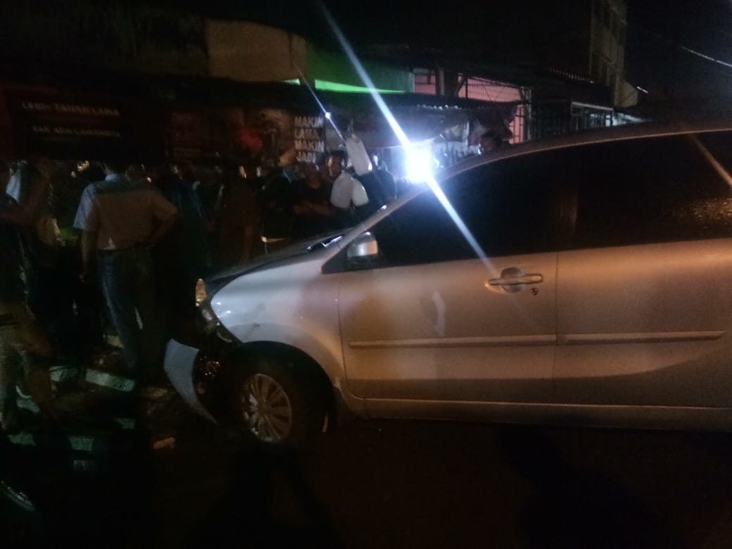 Diduga Ngantuk saat Berkendara, Seorang Wanita yang Duduk di Atas Sepeda Motornya Tewas Dihajar Mobil Penumpang