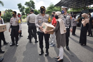 Polres Banjar, Berikan Bantuan kepada Masyarakat Terdampak COVID