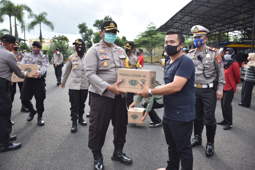 Polres Banjar, Berikan Bantuan kepada Masyarakat Terdampak COVID