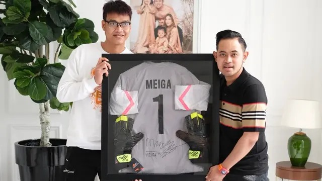 Lelang Jersey Kurnia Mega Laku dengan Harga Fantastis