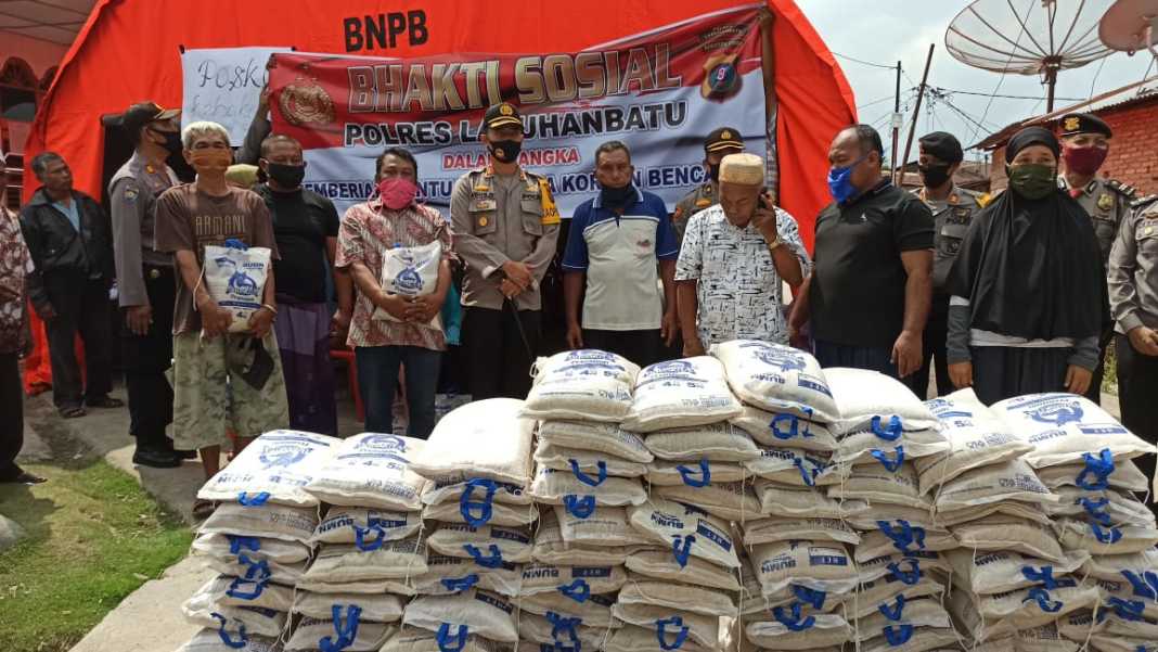 MUDANEWS.COM, Labuhanbatu - Kapolres Labuhanbatu, AKBP Agus Darajot, memboyong para perwira untuk menghibur para korban kebakaran tujuh rumah