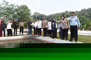 Pemko Banjar Bersama Kapolres Tebar Bibit Ikan di Bantaran Sungai Citanduy