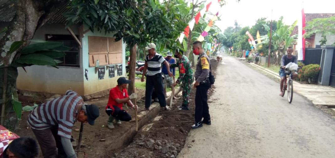 Bhabinkamtibmas Desa Mekarharja Bersama Masyarakat Lakukan Kerja Bakti