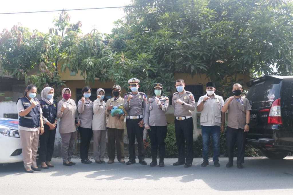 Polresta Deli Serdang Bersama Komunitas Sedekah Jumat (KSJ), Berbagi Sembako di tengah Pandemi