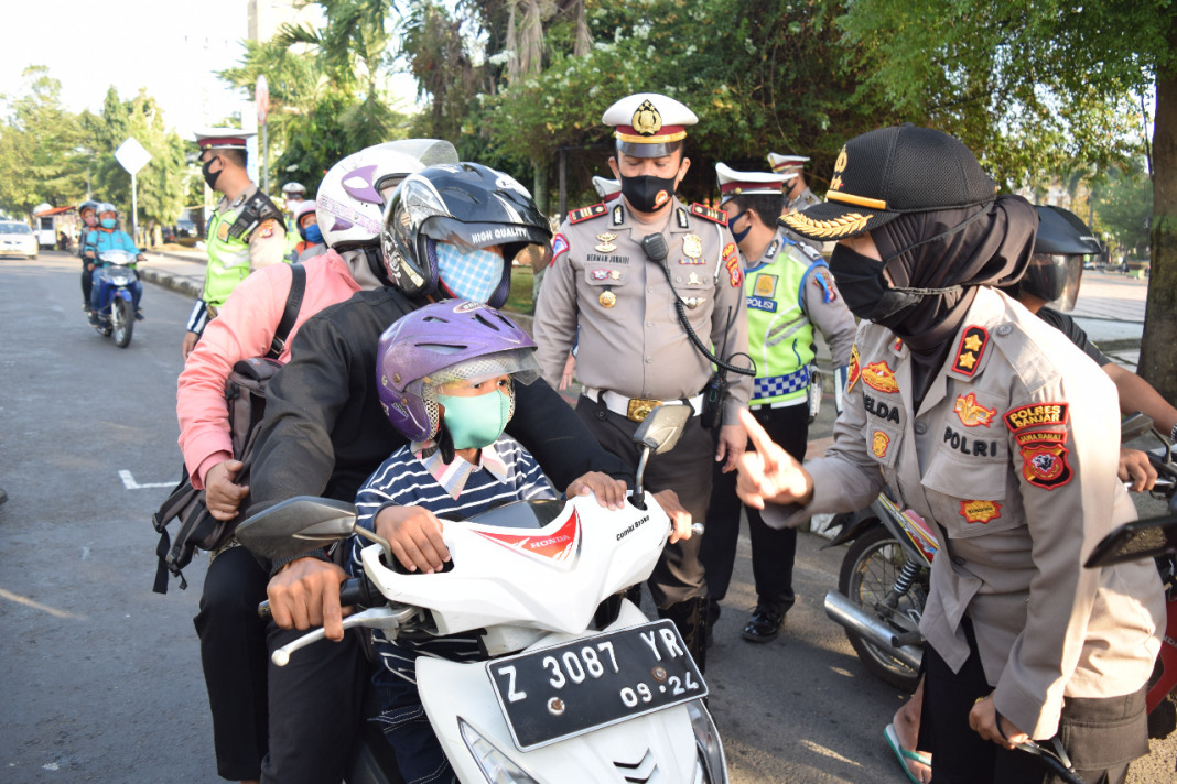 Kapolres Banjar Pimpin Sosialisasi Protokol Kesehatan kepada Pengendara Lalu Lintas