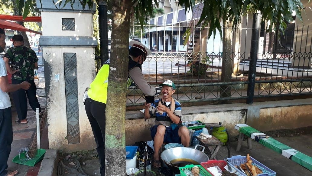 Hari Keempat Operasi Patuh Lodaya 2020, Polres Banjar Bagikan Masker