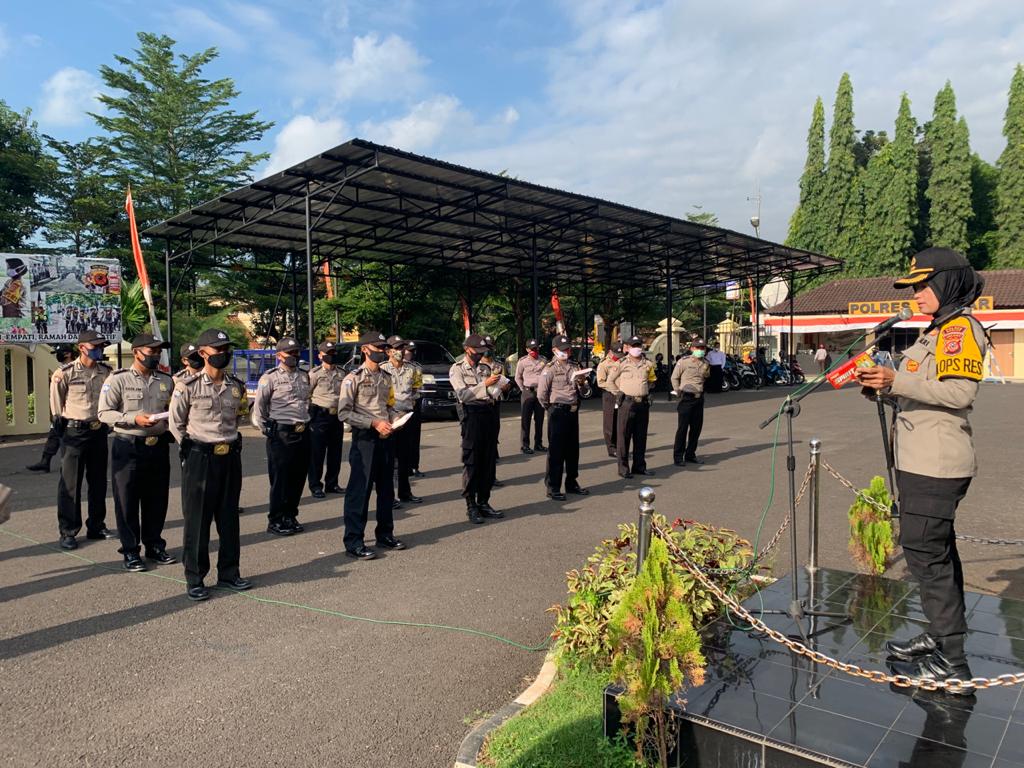 Wujud Kepedulian Pimpinan, Kapolres Banjar Bagikan Bekal Kesehatan kepada para Personil
