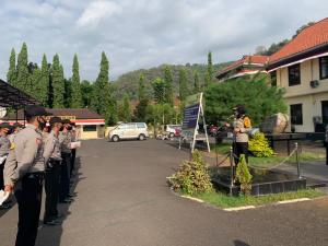 Wujud Kepedulian Pimpinan, Kapolres Banjar Bagikan Bekal Kesehatan kepada para Personil