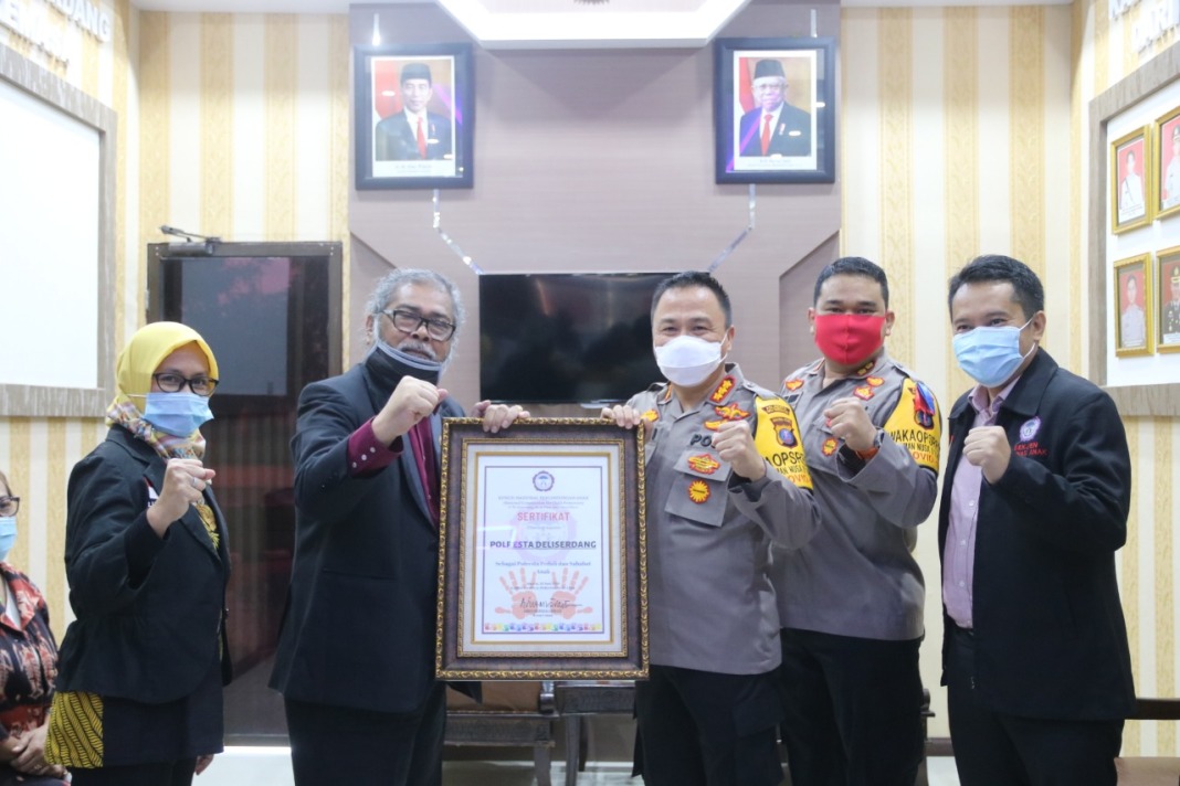 Kapolresta Deli Serdang, Beserta Jajaran Terima Penghargaan dari Arist Merdeka Sirait