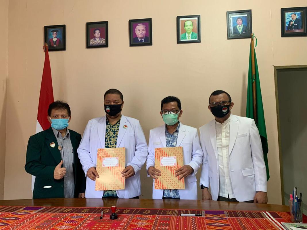 Melalui Profesi Membangun Bangsa, Perdossi Medan Bekerja sama dengan PDUI Sumut Stabat Tingkatkan Kapasitas SDM Kesehatan di tengah Wabah Covid-19, Perhimpunan Dokter Spesialis Syaraf Indonesia (Perdossi) Cabang Medan Bekerjasama Perhimpunan Dokter Umum Indonesia (PDUI) Cabang Sumut melaksanakan MoU Kerjasama guna meng upgrade kapasitas keilmuan di bidang spesialis syaraf dan umum melalui pemanfaatan media online Webinar pada Jum'at (10072020). Kerjasama tersebut di teken oleh Ketua PDUI Sumut, Dr.Rudi Sambas dan Ketua Perdossi Sumut yang saksikan oleh Ketua Ikatan Dokter Indonesia (IDI) Wilayah Sumatera Utara. MoU kerjasama ini kita lakukan untuk meningkatkan kapasitas keilmuan kita khususnya di bidang spesialis syaraf dan umum yang akan di hadiri oleh seluruh pengurus dan anggota baik PDUI maupun Perdossi Se Sumatera Utara yang ada di tempatnya masing-masing sebab kondisi saat, kita masih menghadapi Pandemik Covid-19 sehingga kegiatan tersebut tentunya menyesuaikan kondisi yang melanda bangsa kita saat ini, ujar Dr. Rudi Sambas selaku Ketua PDUI Sumut. Kami ingin, walaupun saat ini kita sedang menghadapi Wabah Covid-19, tapi kita juga harus bisa beradaptasi dan berinovasi dalam menjalankan program-program organisasi profesi seperti PDUI dan Perdossi dengan tetap mentaati protokol kesehatan sehingga tidak ada alasan bagi kita untuk tidak melakukan aktivitas walaupun di sesuaikan dengan trend perkembangan hari ini dengan memanfaatkan media online seperti webinar dan lainnya, Semoga kerjasama ini antara PDUI cabang Sumut dan Perdossi cabang Medan dapat berjalan dengan lancar dan membawa manfaat bagi para dokter umum maupun spesialis syaraf untuk senantiasa meng up grade keilmuan yang di tekuni dan menjadi profesi kita saat ini, pungkasnya mengakhiri. (Red)