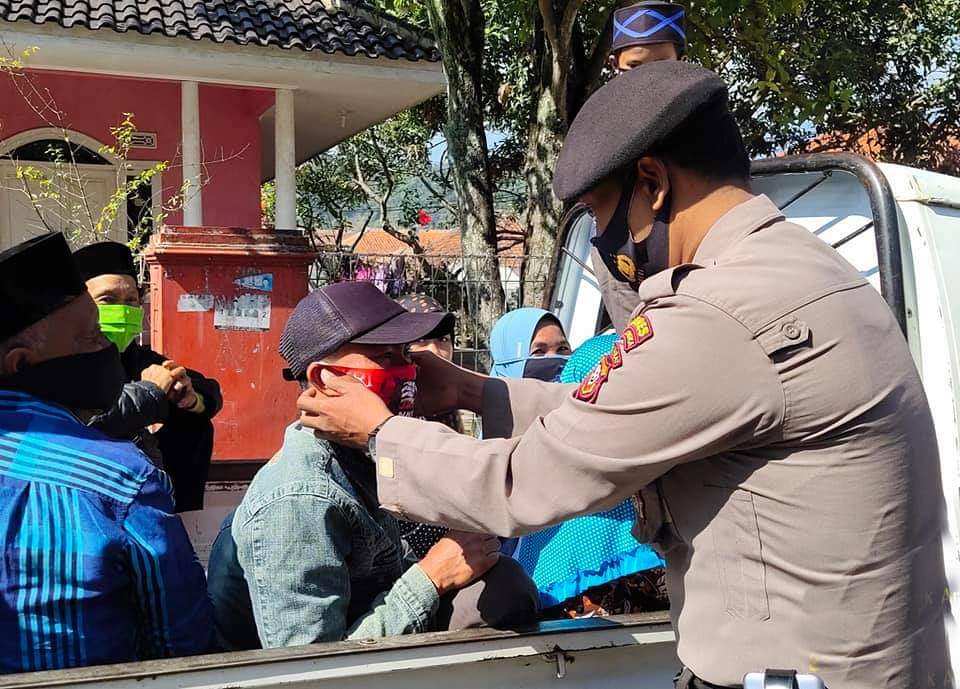 Aksi Sosial Jajaran Personil Kepolisian Majalengka Berbagi Masker