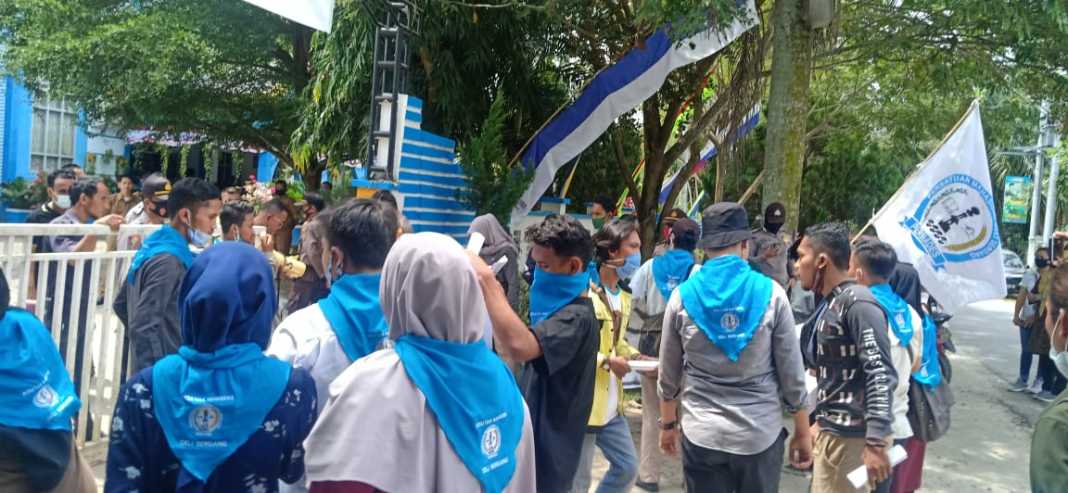 Aksi di Kantor Deli Serdang, Dikawal Polisi