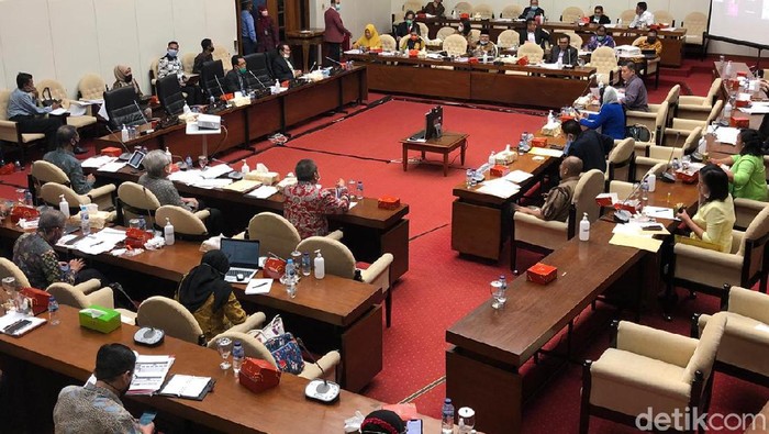 Nasabah Asuransi Pan Pasific Nangis di DPR