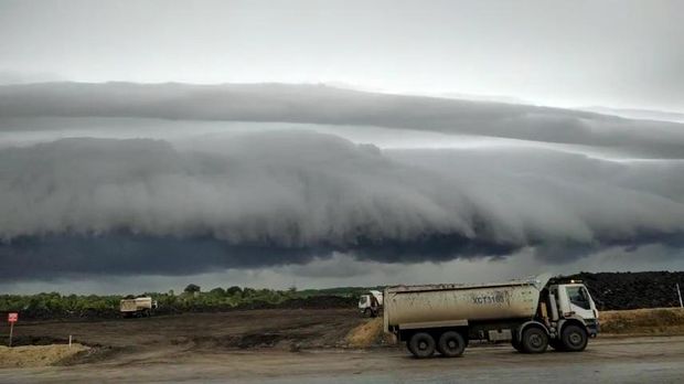 Pertanda dari Fenomena Awan Arcus Mirip Gulungan Tsunami