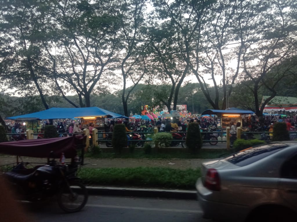 Lapangan Alun-Alun Stabat Langkat Ada Tenda Biru, Pengamat Sebut Semrawut dan Kumuh