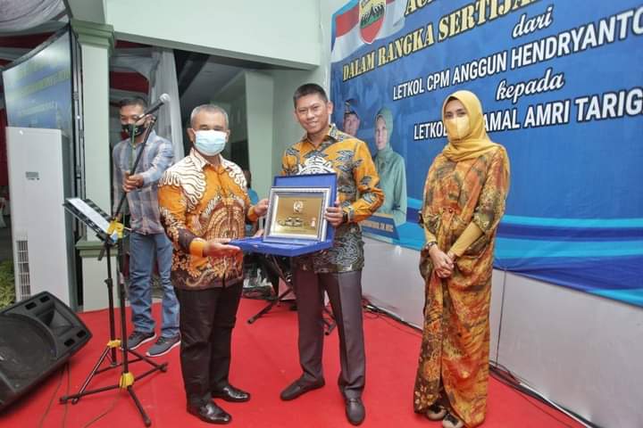 Plt Walikota Medan Berikan Cinderamata kepada Letkol CPM Anggun Hendryanto SH MSc