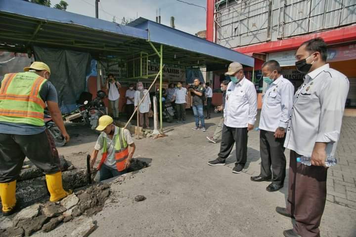 Akhyar Pimpin Pengangkatan Sedimen di Jalan Gunung Krakatau