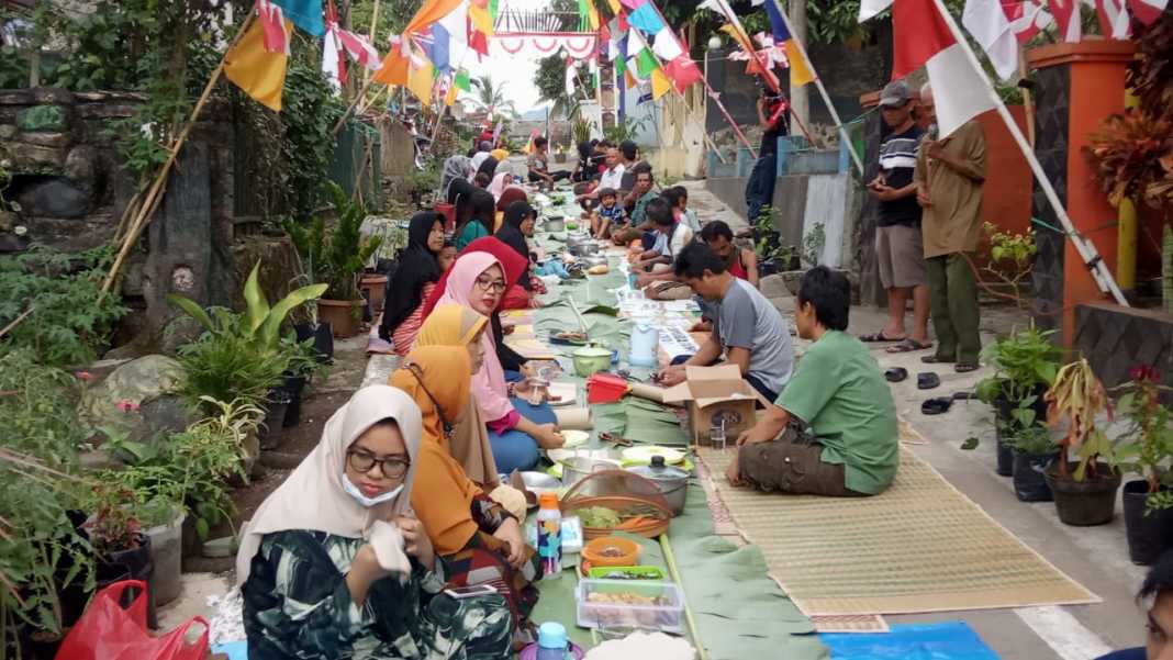 HUT RI ke-75, Masyarakat Pamarican Gelar Makan Bersama Sepanjang 200 Meter