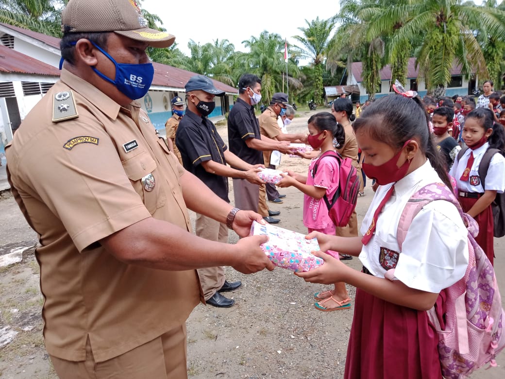 Desa Aek Raso Bagikan Masker & Bantuan Buat Siswa Berprestasi
