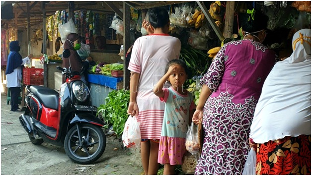 Mahasiswa KKN UNEJ “Back to Village” Berikan Pelatihan Self-made Face Shield