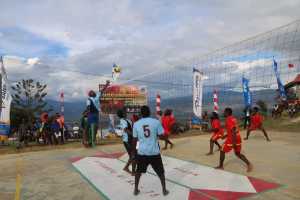 Sambut HUT RI ke-75, TNI Buat Lomba Bola Voli untuk Masyarakat Papua (2)