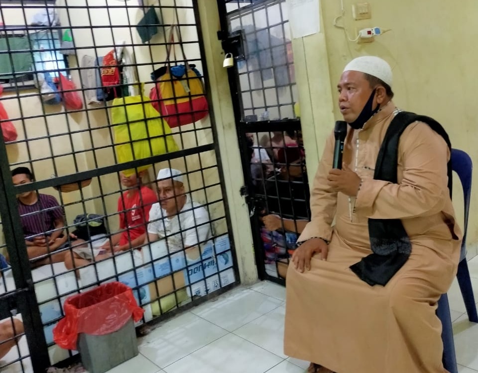 Sat Res Narkoba Polresta Deli Serdang, Berikan Bimbingan Rohani Tahanan Diiringi Isak Tangis