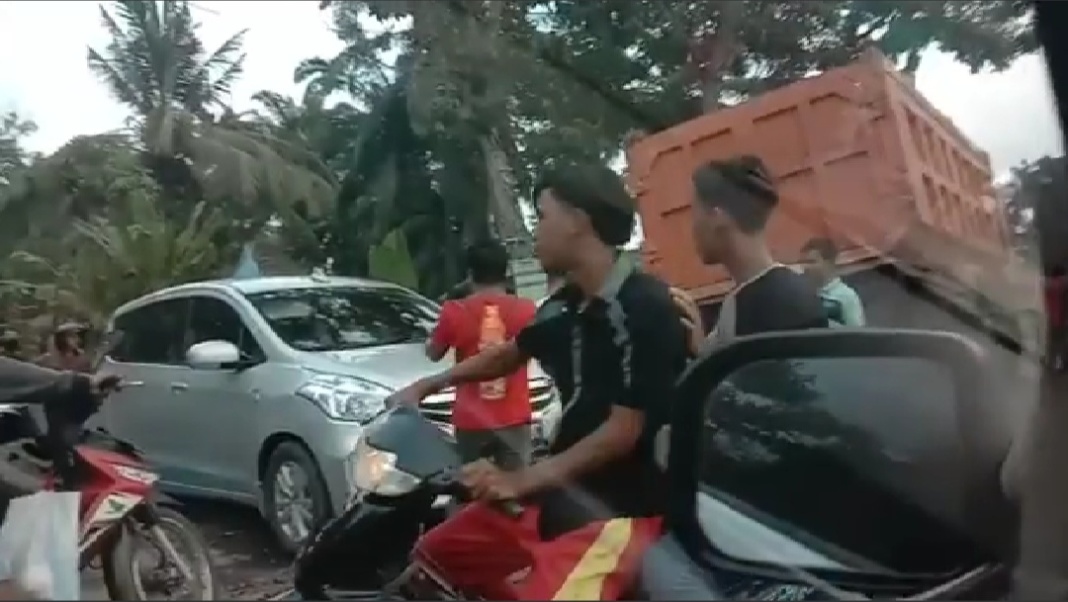 Truk Terbalik di Langkat, Arus Lalu Lintas Macet Panjang