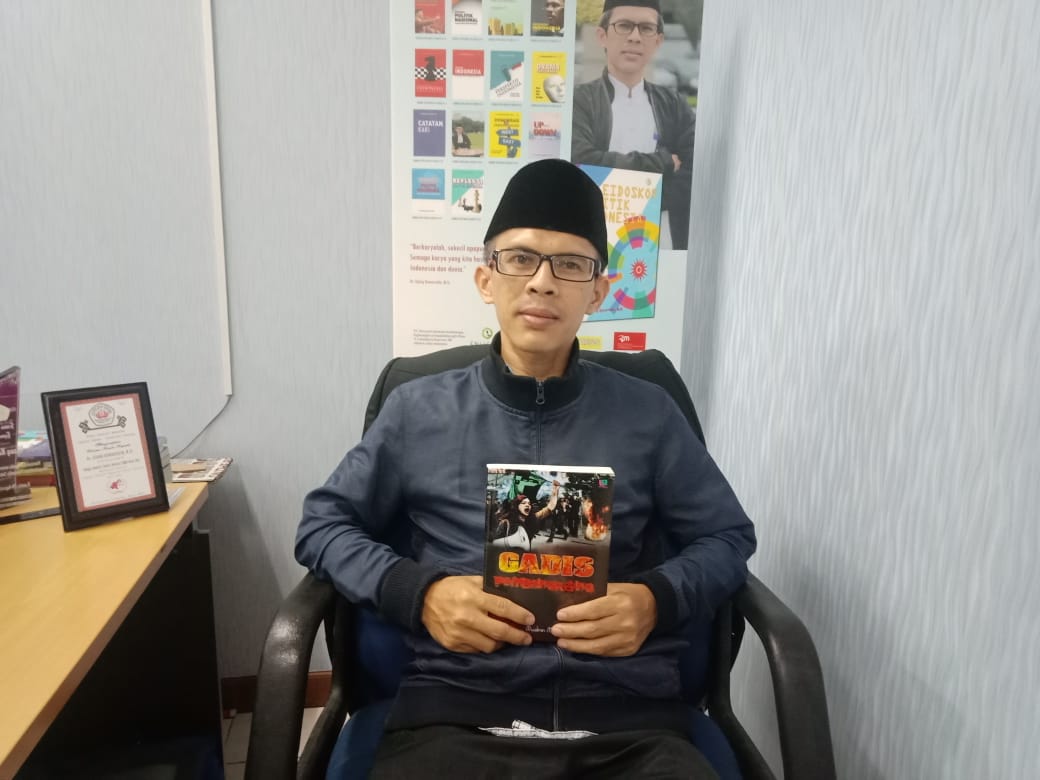 Ujang Komarudin Apresiasi Novel Gadis Pembangkang