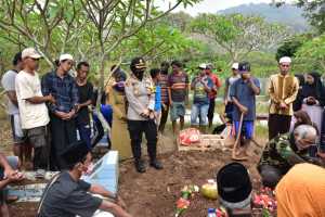 Kapolres Banjar, Hadiri Pemakaman Korban Tenggelam di Sungai Citanduy