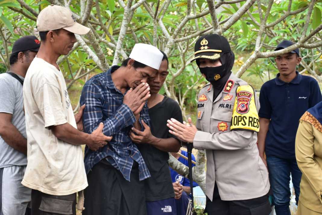 Kapolres Banjar, Hadiri Pemakaman Korban Tenggelam di Sungai Citanduy