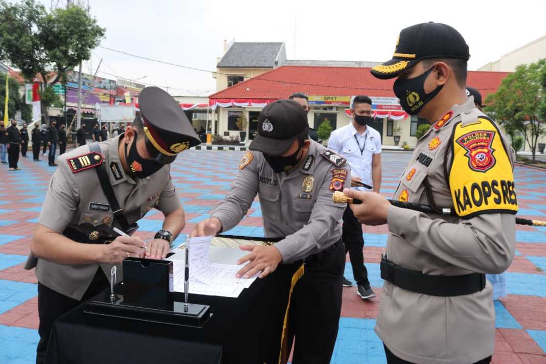 Kapolres Majalengka, Pimpin Upacara Sertijab Kasat Reskrim dan Kapolsek Bantarujeg
