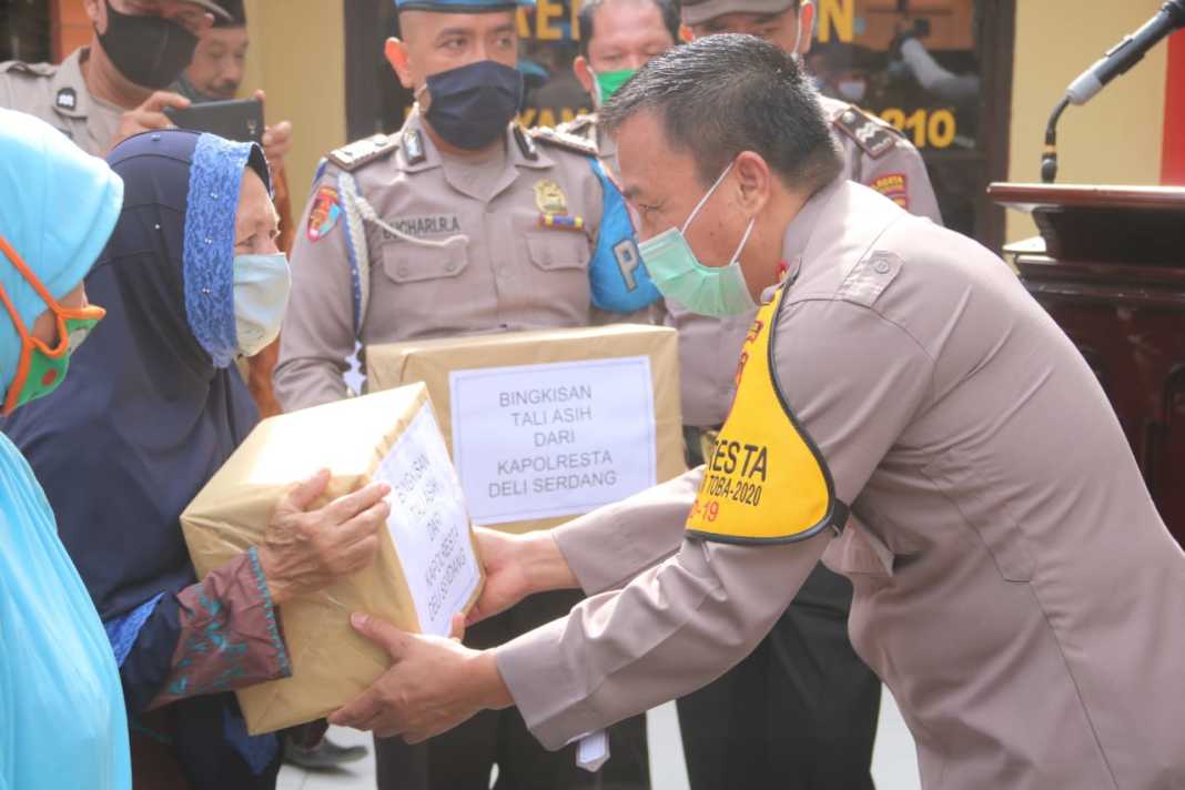 Kapolresta Deli Serdang, Laksanakan Kunker dan Berikan Sembako kepada Warga Terdampak Covid-19