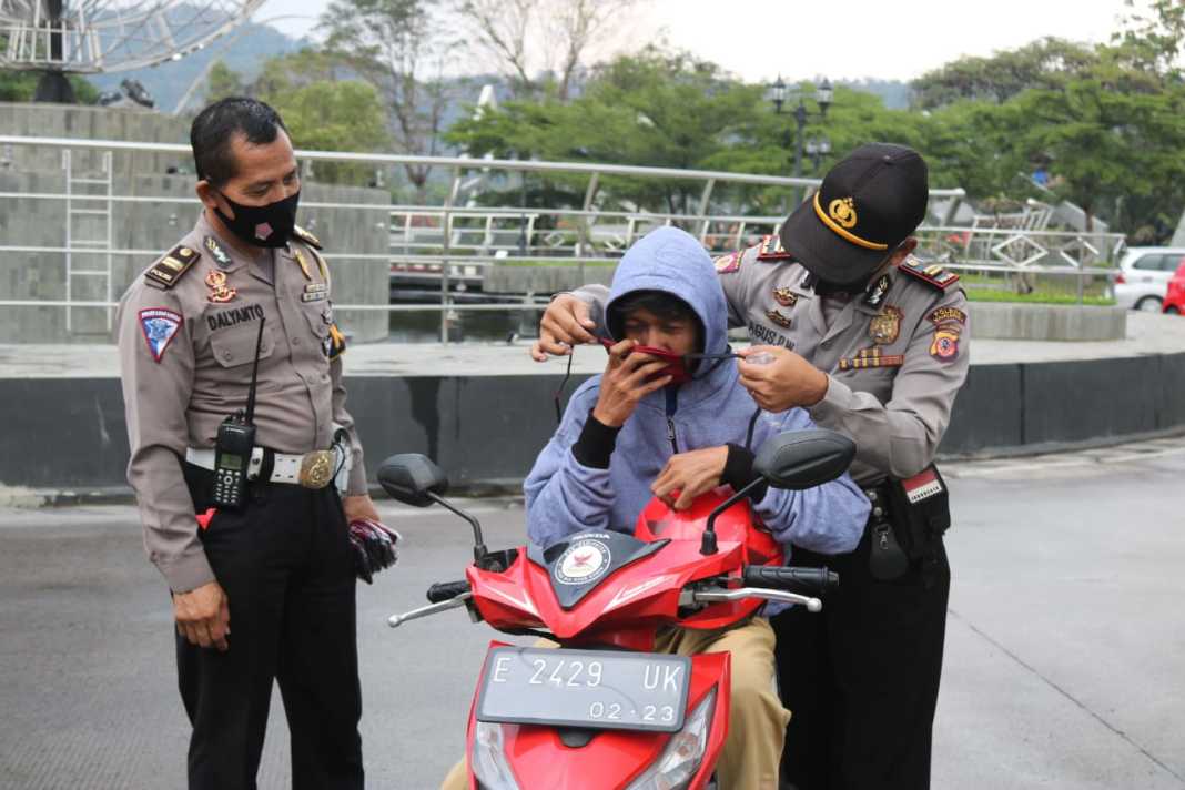 Polres Majalengka, Bersama Tim Gabungan Bagikan Masker