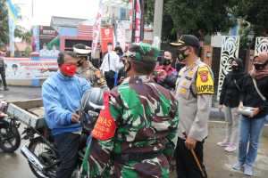 Polres Majalengka, Bersama Tim Gabungan Bagikan Masker