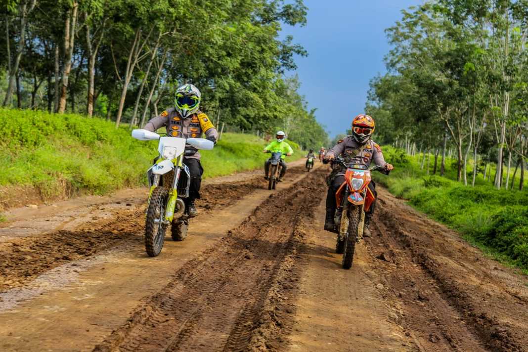 Kapolresta Deli Serdang, Laksanakan Bhakti Sosial Peringati Hari Kemerdekaan RI dengan Motor Trail
