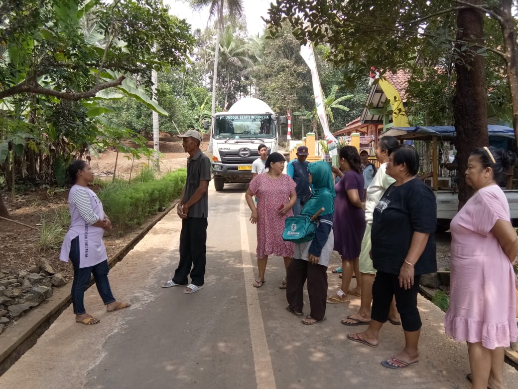 Emak-Emak di Ciamis, Hadang Mobil Molen Besar yang Lewat Perbaikan Rel Kereta Api