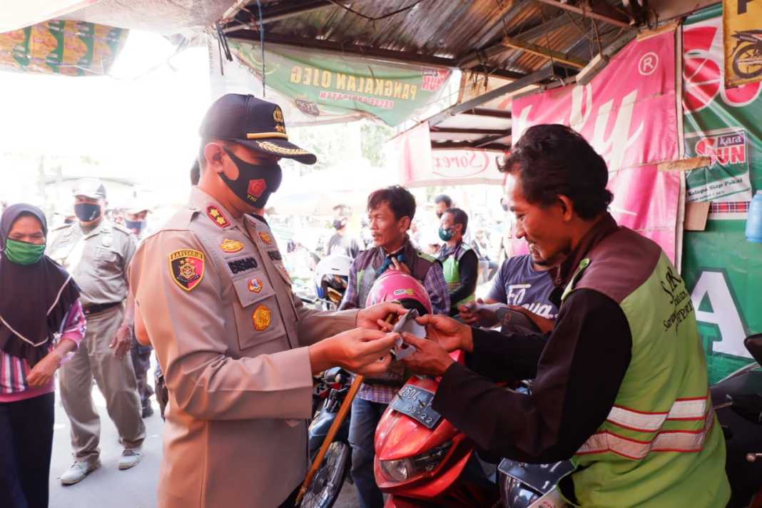 Kapolres Majalengka, Bagikan Ratusan Masker kepada Masyarakat