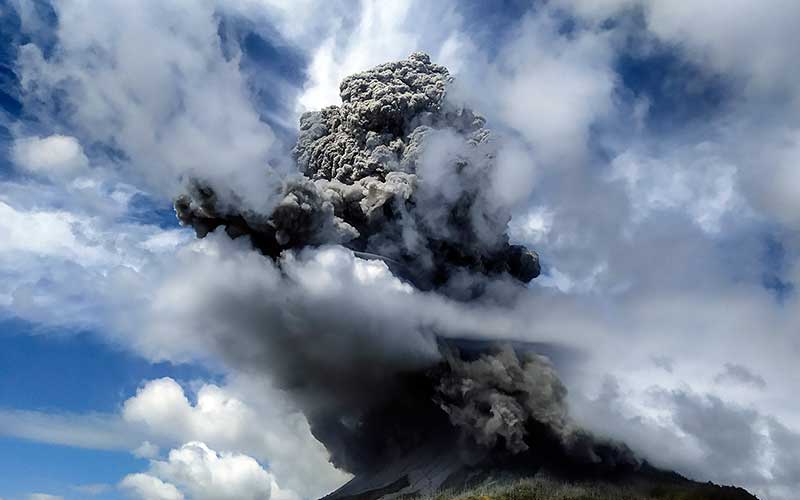 Penampakan Erupsi Gunung Sinabung Menggulung-gulung