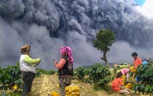 Penampakan Erupsi Gunung Sinabung Menggulung-gulung