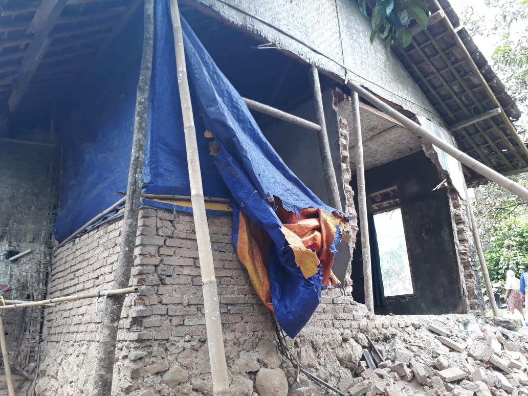 Lapuk Dimakan Usia, Rumah Milik Ibu Ocoh Ambruk