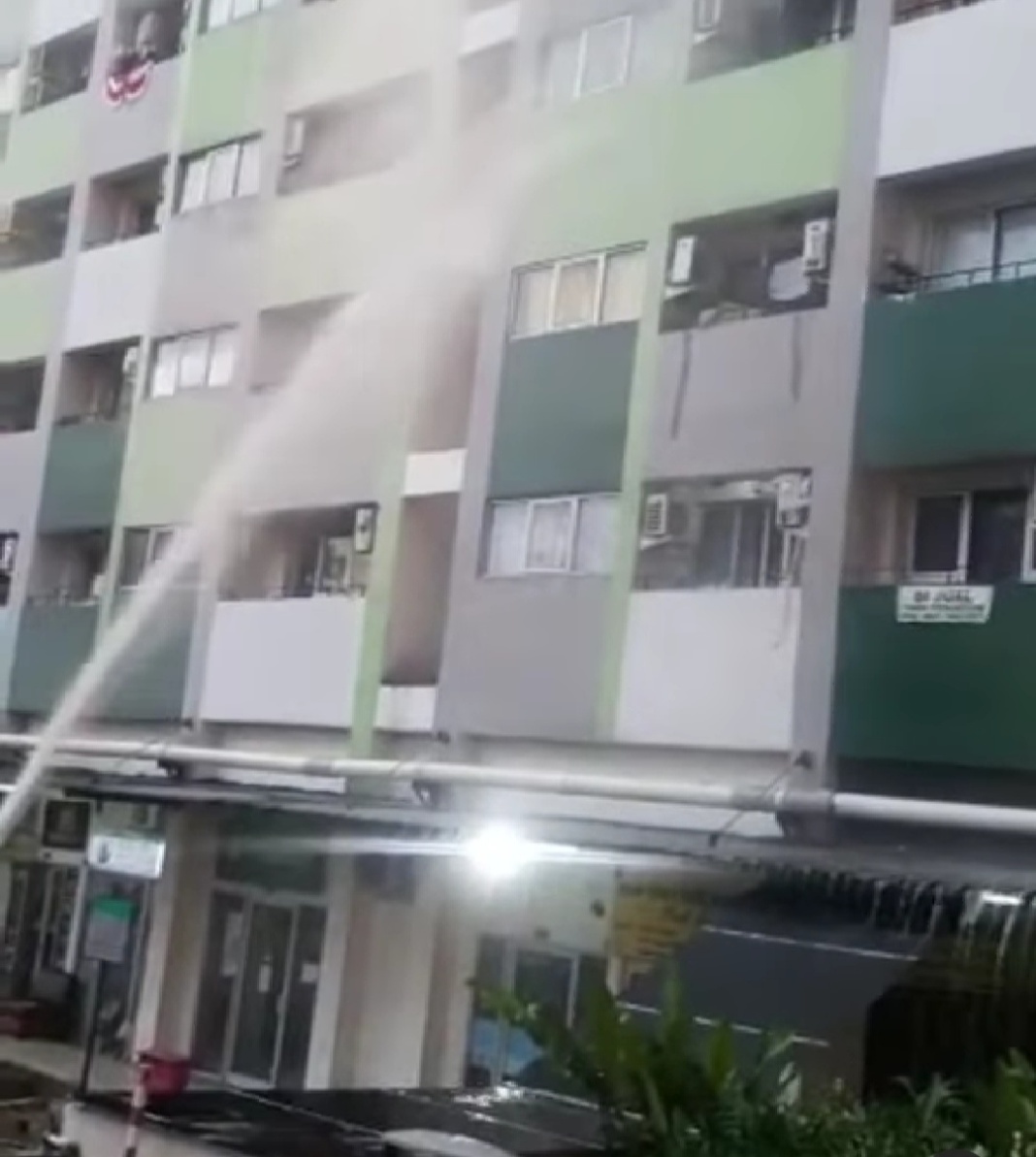 Apartemen Sentra Timur Terbakar, 10 Unit Mobil Damkar Dikerahkan