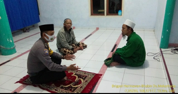 Edukasi Bhabinkamtibmas Desa Mekarharja, Pentingnya Menerapkan Protokol Kesehatan